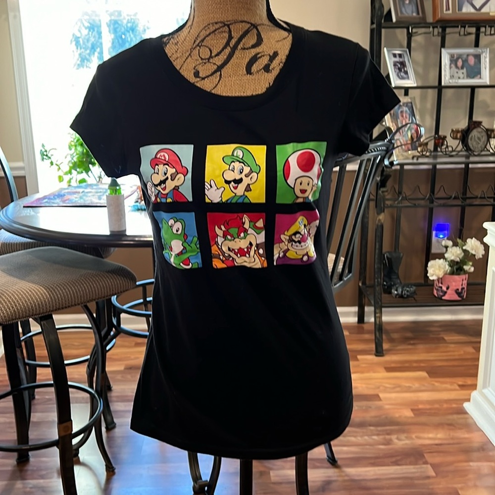 🆑FINAL PRICE‼️ Super Mario bros size large juniors (11-13) fitted tee shirt